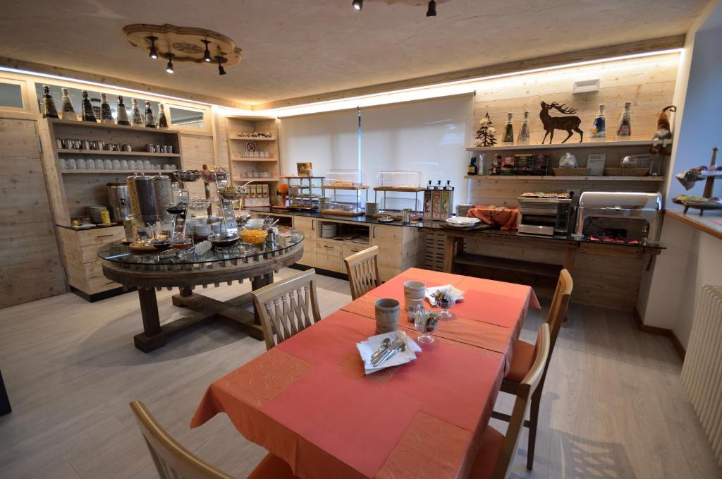 A kitchen or kitchenette at Hotel Cime D'Oro