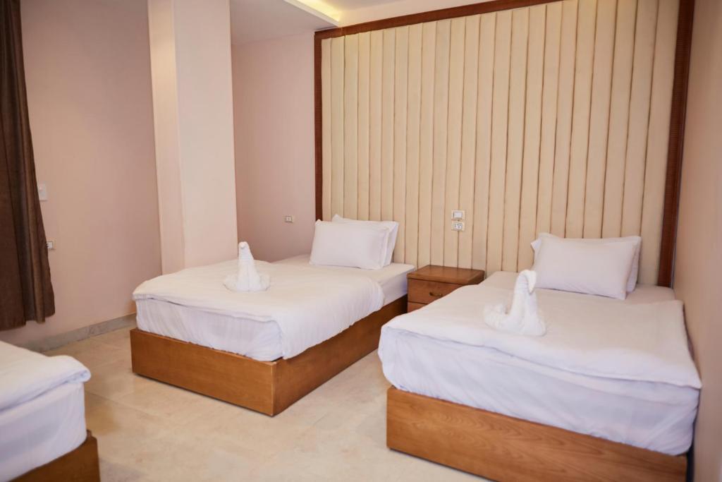 Postel nebo postele na pokoji v ubytování Grand Pyramid View Hotel