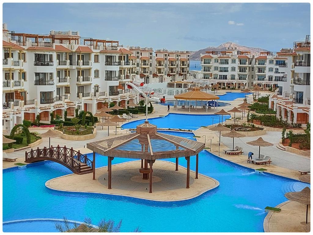 Bazén v ubytování Sharm Hills Aqua park Resort شرم هيلز اكوا بارك ريزورت nebo v jeho okolí