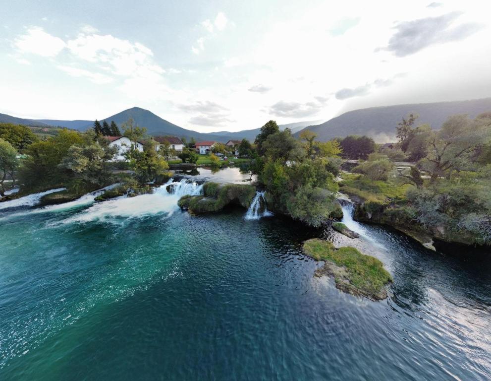 z powietrza widok na rzekę z wodospadem w obiekcie Villa Hacienda - Holiday Home w mieście Bihać