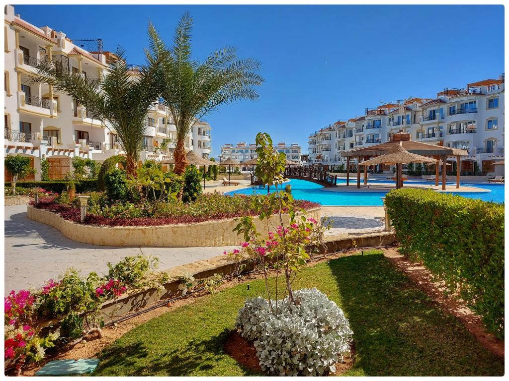 Bazén v ubytování Sharm Hills Aqua park Resort شرم هيلز اكوا بارك ريزورت nebo v jeho okolí