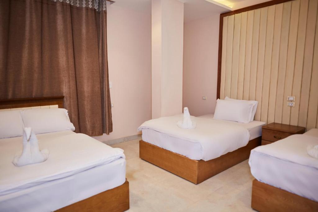Postel nebo postele na pokoji v ubytování Grand Pyramid View Hotel