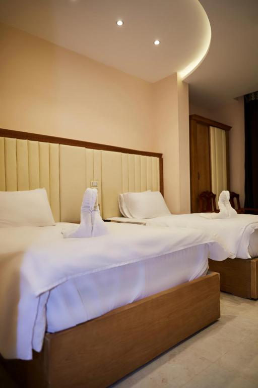 Postel nebo postele na pokoji v ubytování Grand Pyramid View Hotel