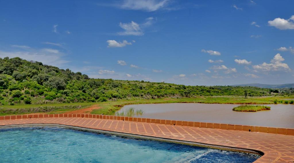 Bazén v ubytování African Hills Safari Lodge & Spa nebo v jeho okolí