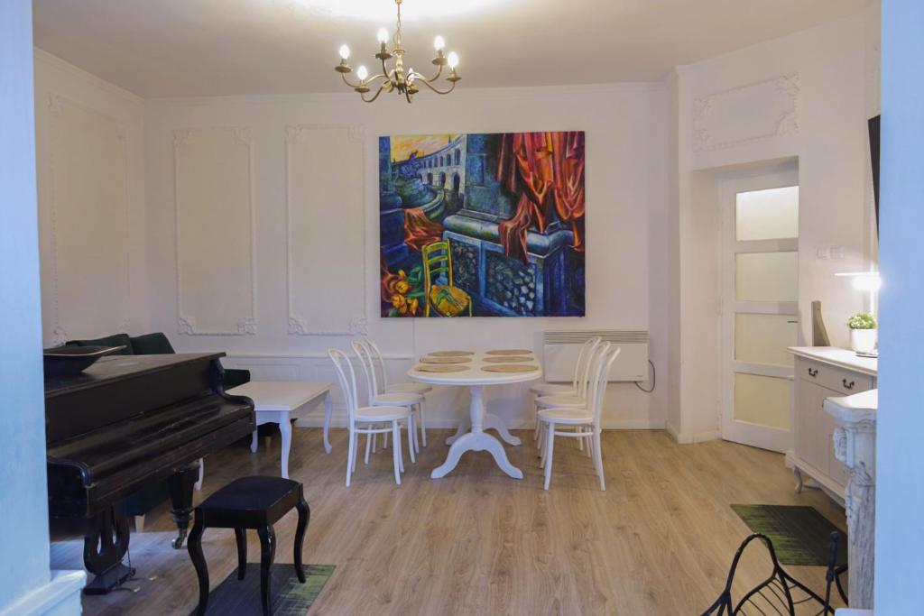 a living room with a table and a piano at DOM WOLNOSTOJĄCY przy Krupówkach in Zakopane