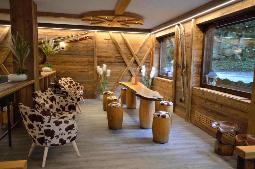 A seating area at Hotel Cime D'Oro
