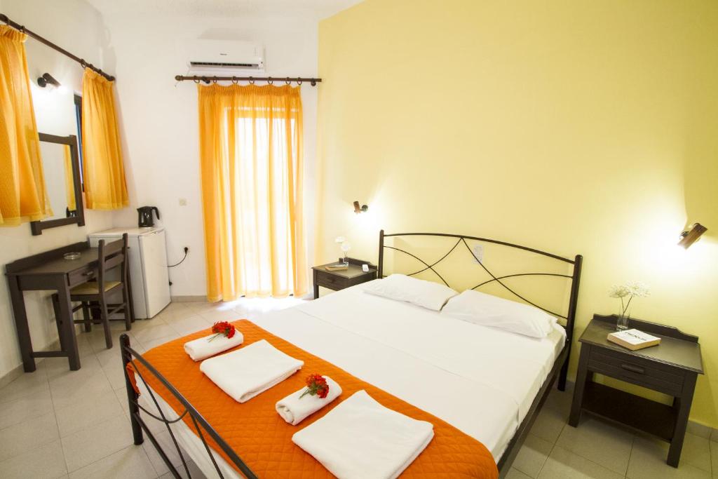 Łóżko lub łóżka w pokoju w obiekcie Kalami Rooms