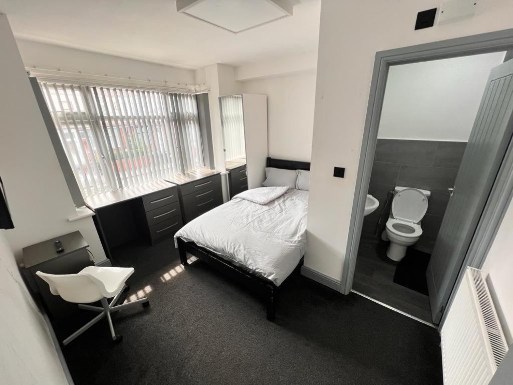 ein kleines Schlafzimmer mit einem Bett und einem WC in der Unterkunft Ensuite Room Selly Oak - Milner Road in Birmingham