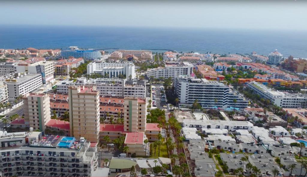 Nespecifikovaný výhled na destinaci Playa de las Americas nebo výhled na město při pohledu z apartmánu