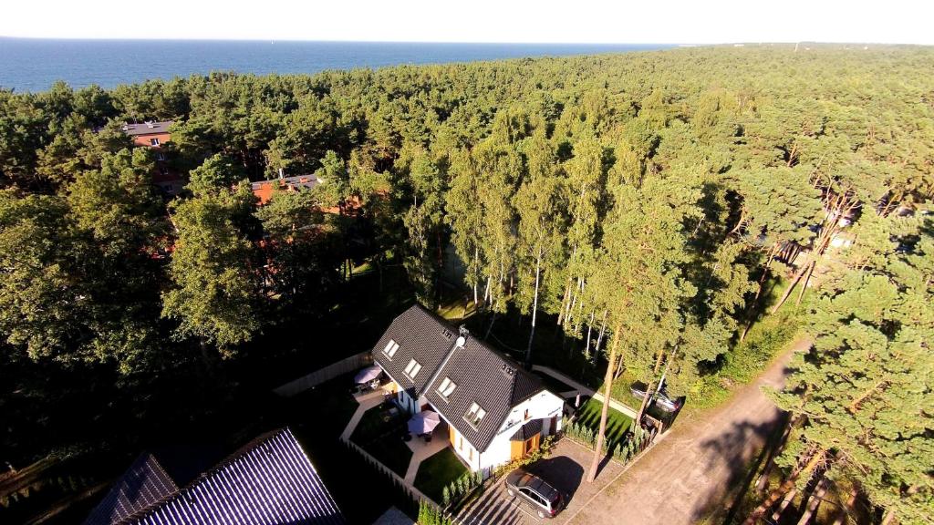 een luchtzicht op een huis midden in een bos bij Apartamenty Villa Baltic Sun I in Międzywodzie