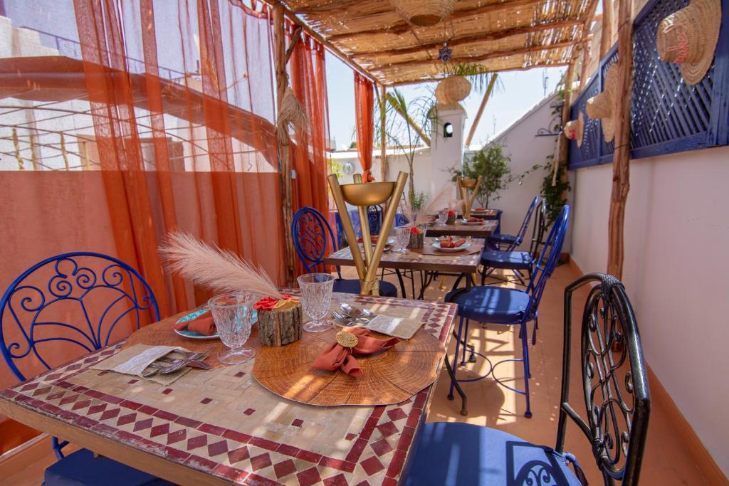 een eettafel en stoelen in een kamer met een tafel en een stoeltje bij Riad karim in Marrakesh