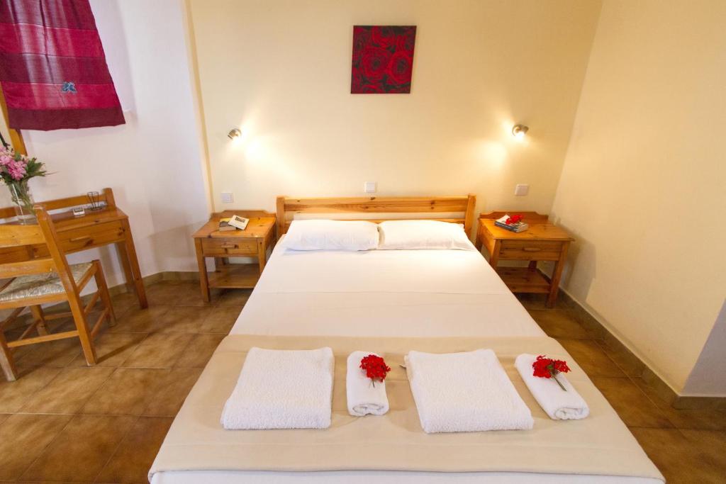 Łóżko lub łóżka w pokoju w obiekcie Kalami Rooms