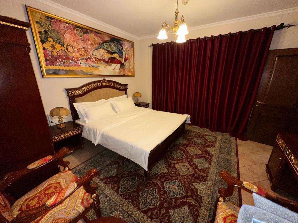 Postel nebo postele na pokoji v ubytování Dinasty Hotel