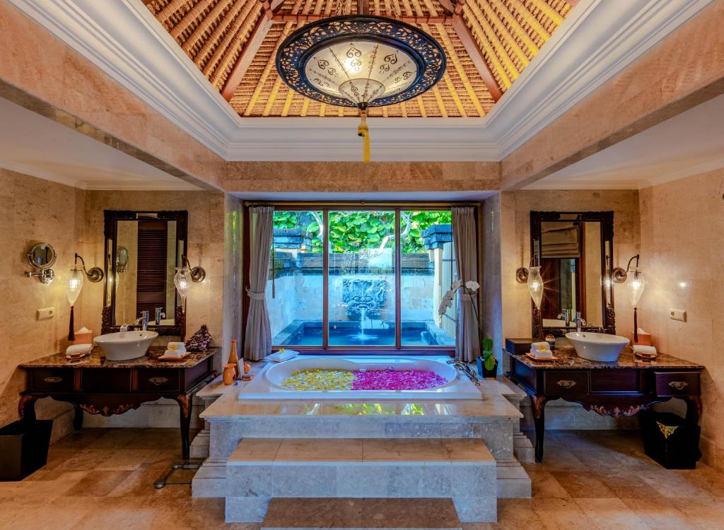 Postel nebo postele na pokoji v ubytování AYANA Villas Bali