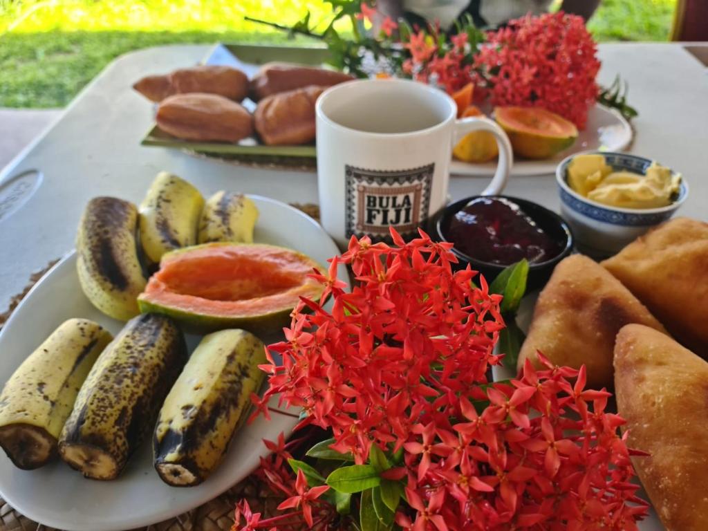 ナンディにあるThe Ideal Bed & Breakfastのバナナ、パン、コーヒーの盛り合わせ