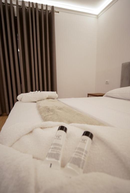 Postel nebo postele na pokoji v ubytování Vila Fatos Qama