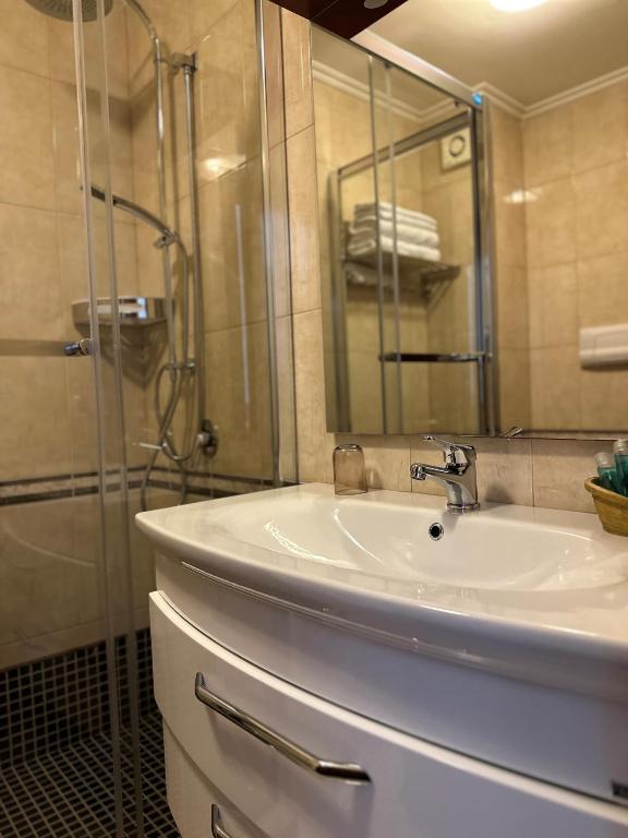 Koupelna v ubytování Dinasty Hotel