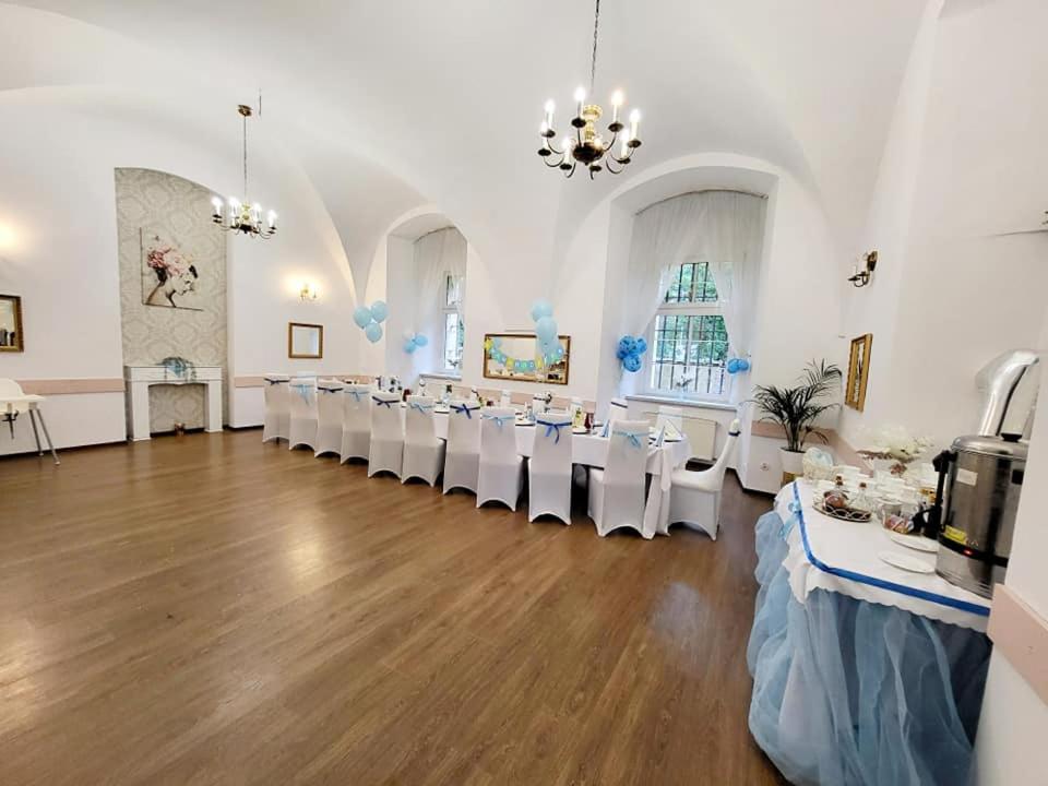 ニサにあるDiecezjalny Dom Formacyjnyの白いテーブルと白い椅子が備わる宴会場