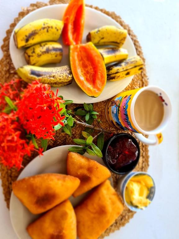 ナンディにあるThe Ideal Bed & Breakfastのバナナとオレンジのスライスを添えた料理