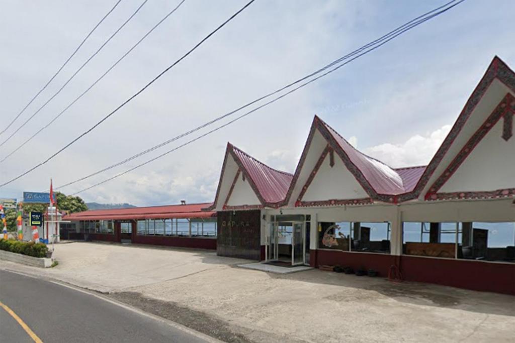an empty gas station on the side of a road at Urbanview Hotel Gapura Parapat by RedDoorz in Lumbanlobu