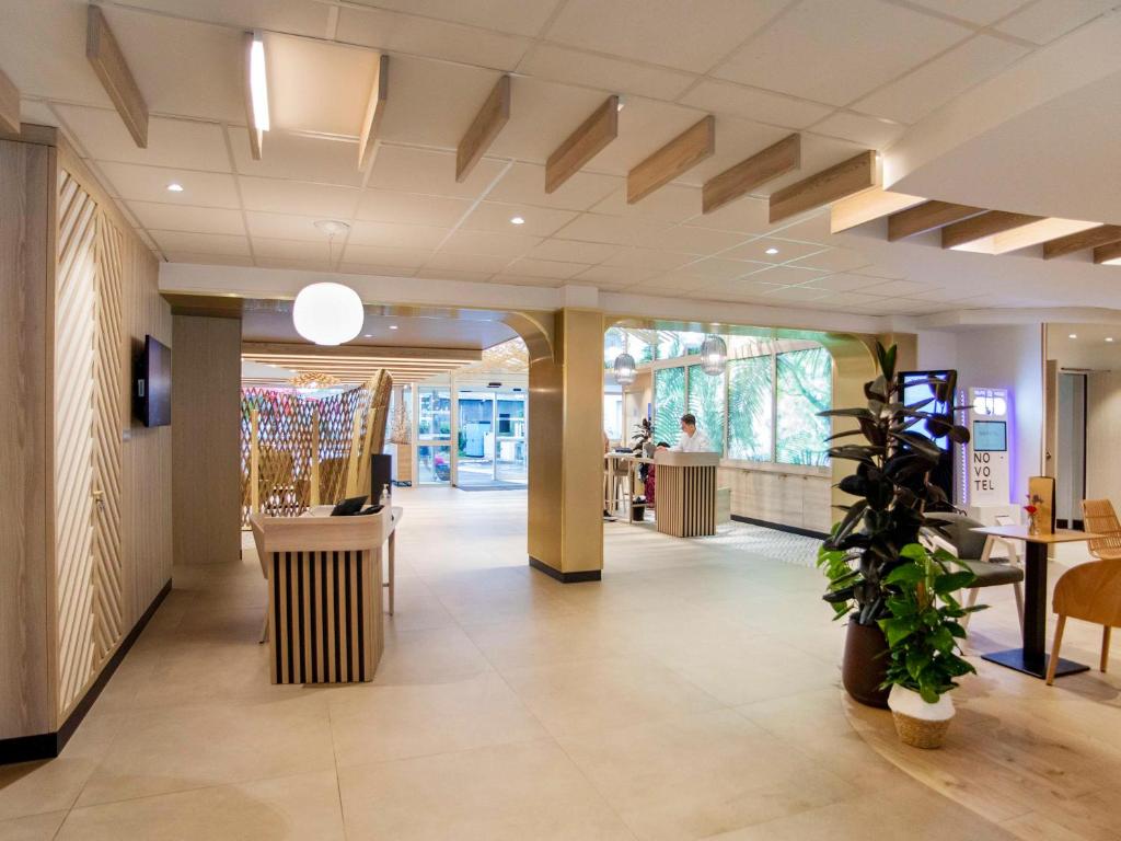 um lobby de uma loja com um vaso de plantas em Novotel Montpellier em Montpellier