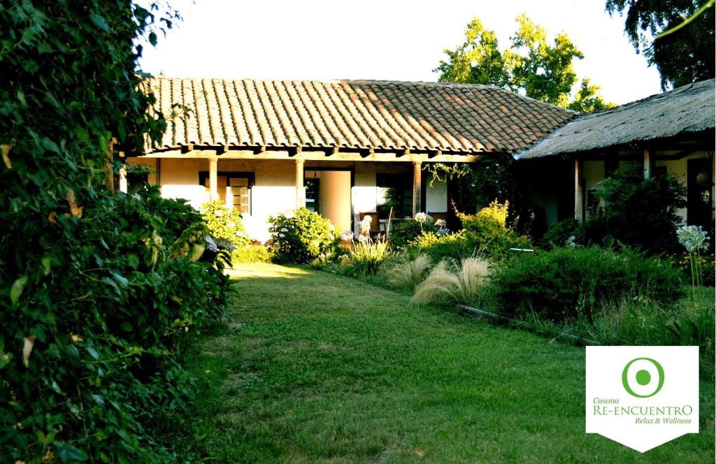 una casa con un cartel delante de un patio en Casona Re-encuentro, en Yerbas Buenas