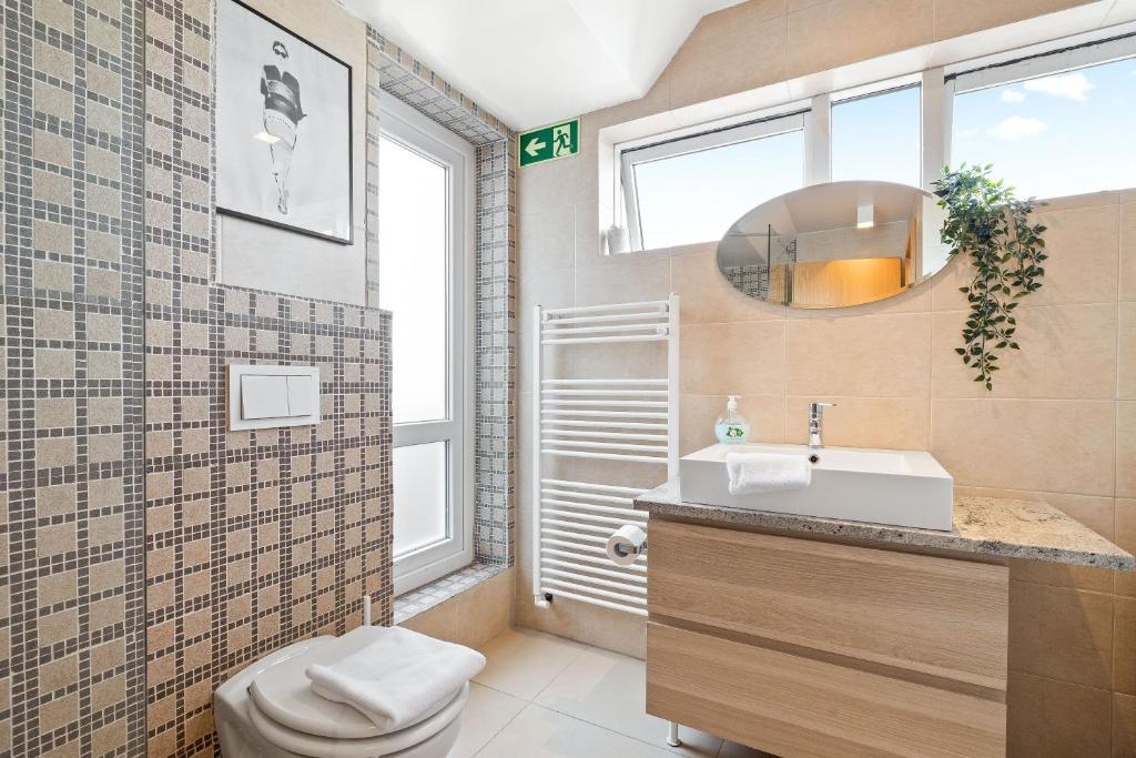 Ванна кімната в Venture Vacation-MainStreet apartment with free parking on premises