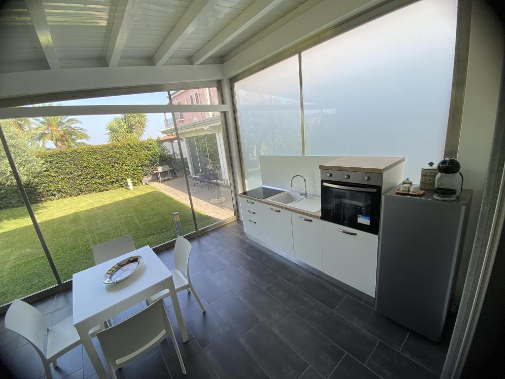 A kitchen or kitchenette at Tropical House