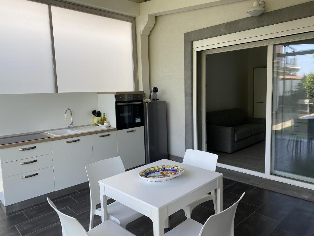 A kitchen or kitchenette at Tropical House