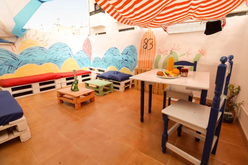 Habitación con habitación para niños con un mural en la pared en Beach House Lanzarote en Arrecife