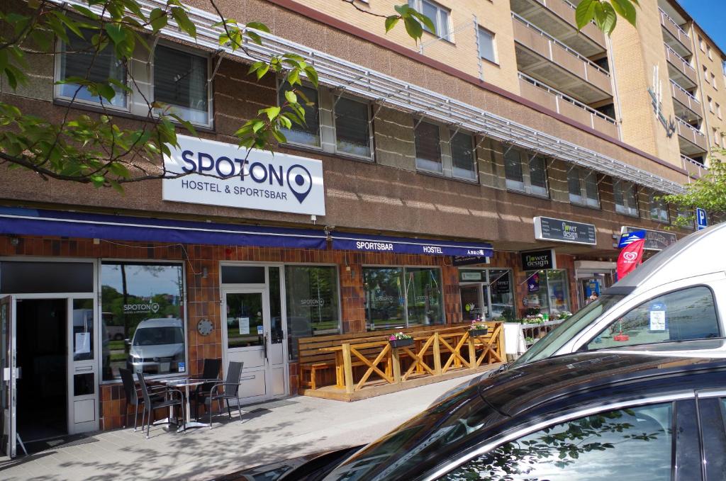 un bâtiment avec un magasin dans une rue de la ville dans l'établissement Spoton Hostel & Sportsbar, à Göteborg
