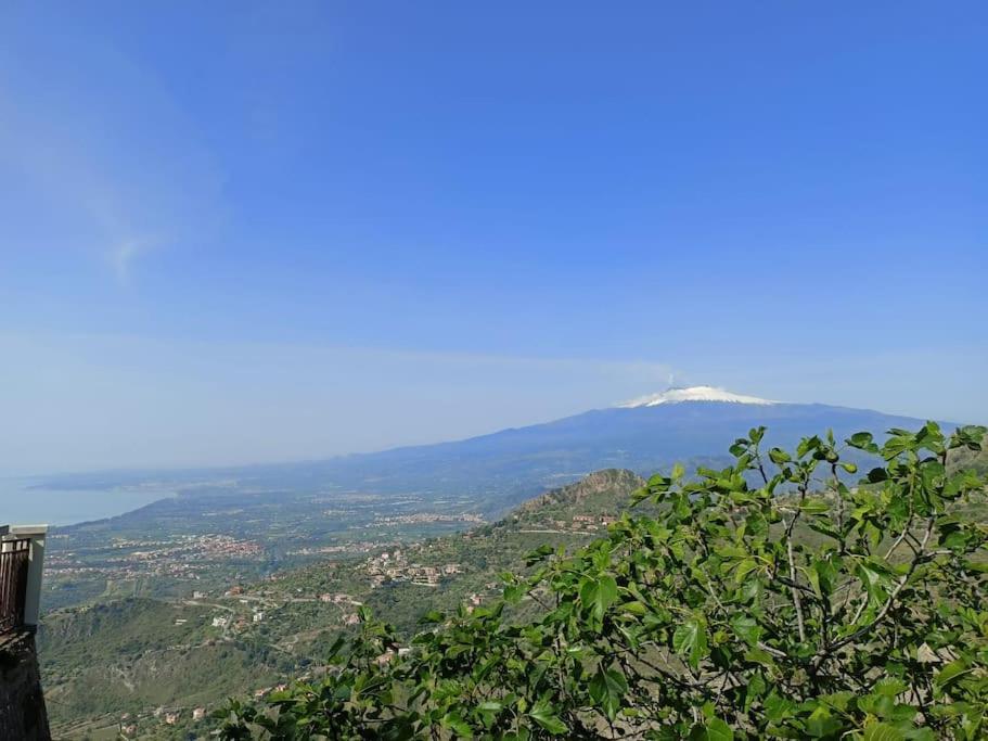 uma vista para uma montanha à distância em Stanza Mylai Etna View em Castelmola