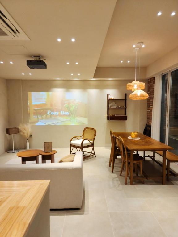 釜山的住宿－Poolvilla Gaon，用餐室以及带桌椅的起居室。