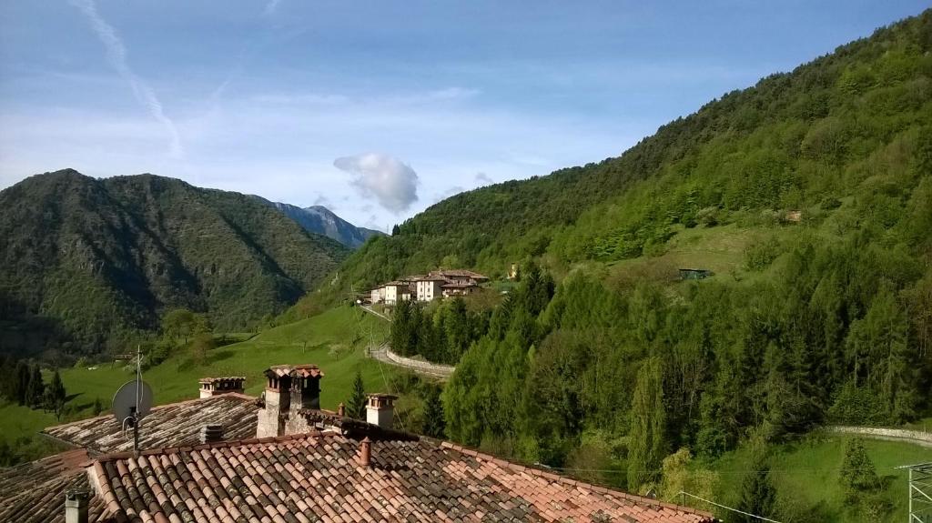 ガルニャーノにあるLocanda Genzianellaの家並みと山々の渓谷の景色