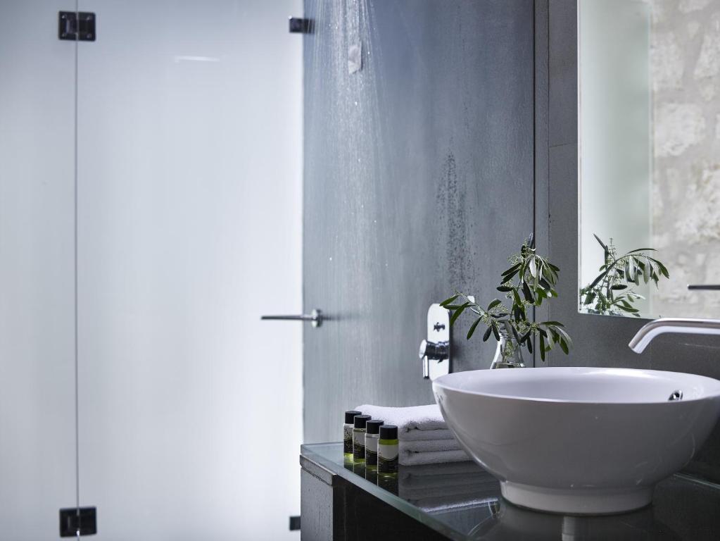 Koupelna v ubytování Leivatho Hotel