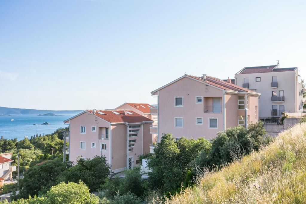 Apartments with parking space Seget Donji, Trogir - 21374