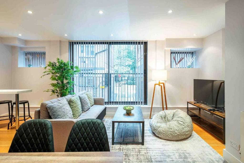 a living room with a couch and a tv at Stunning 3-Bed House in central London in London