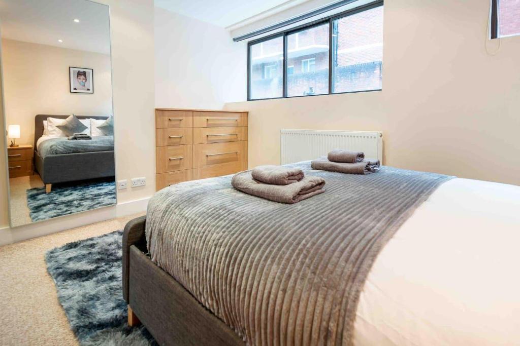 um quarto com uma cama com duas toalhas em Immaculate 1-Bed House in London em Londres