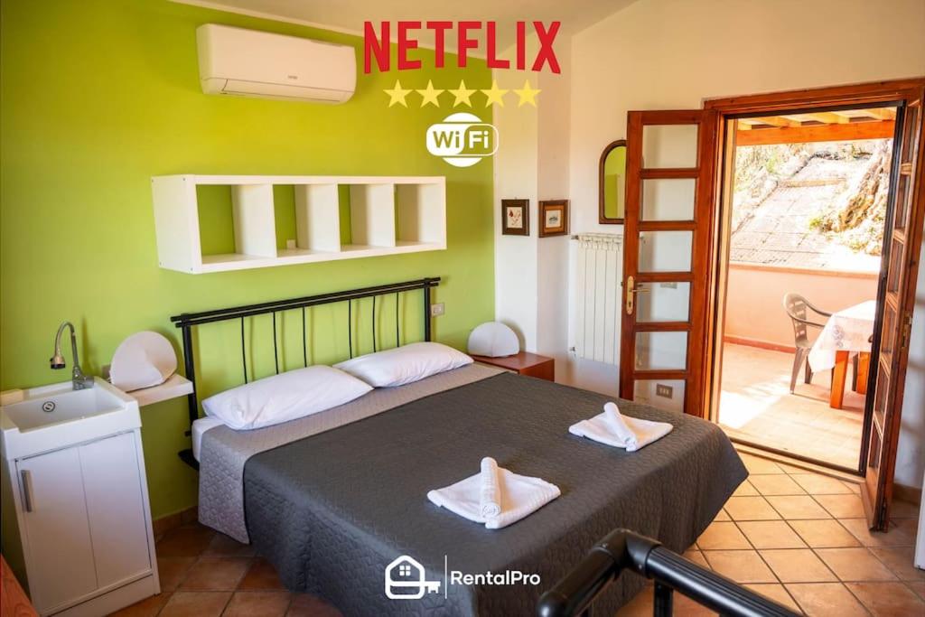 - une chambre avec un lit et 2 serviettes dans l'établissement [Lago Trasimeno 15 min.] Casa con A/C e Wi-Fi, à Agello