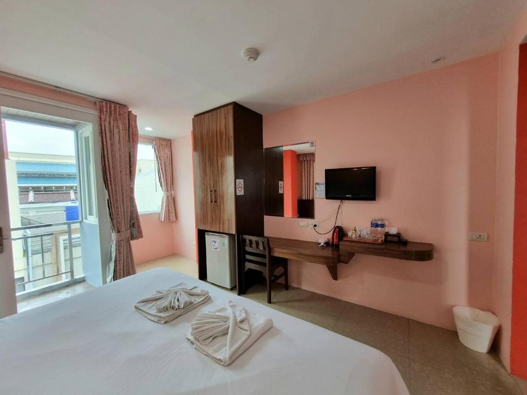 Postel nebo postele na pokoji v ubytování 77 Patong Hotel & Spa