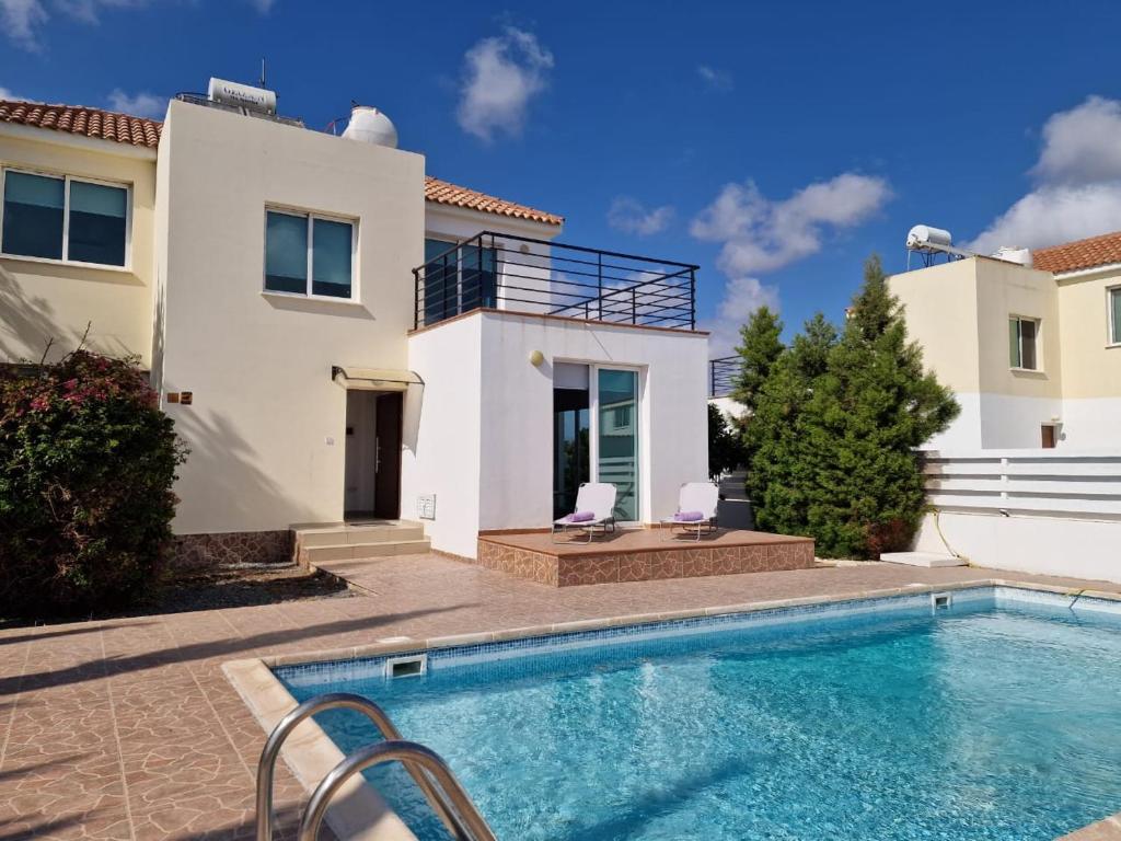 Villa con piscina frente a una casa en Mandria, 3 bed with pool en Mandria