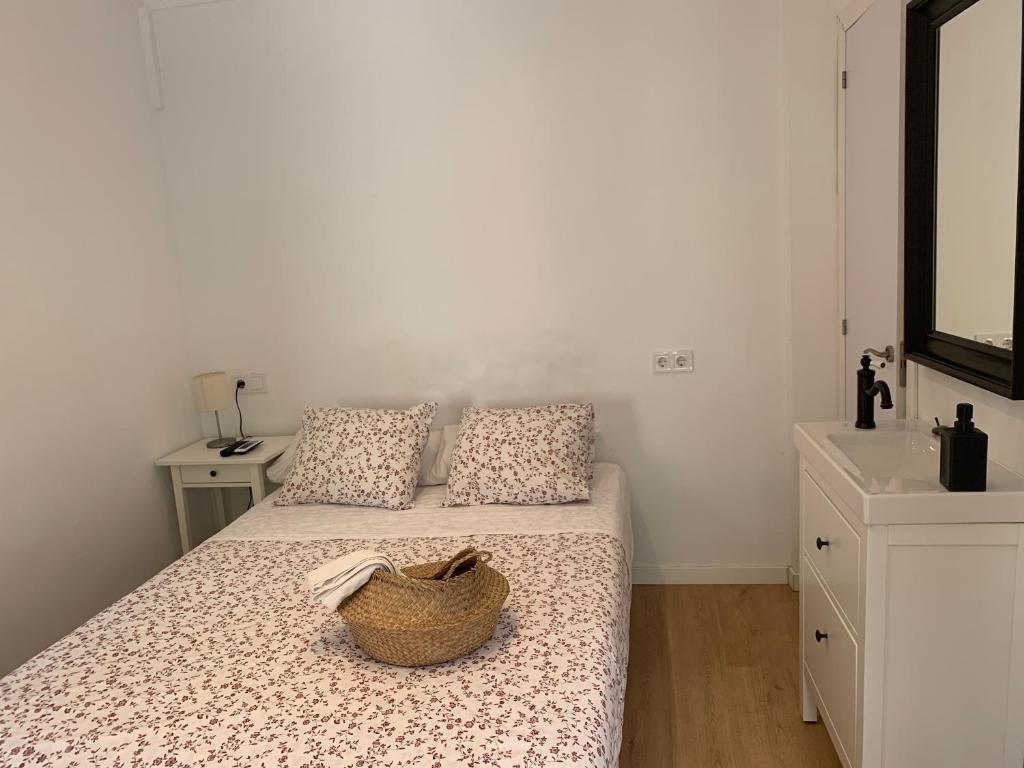 Un dormitorio con una cama con una cesta. en Estupenda Suite con entrada independiente cerca a IFEMA Y BARAJAS, en Madrid