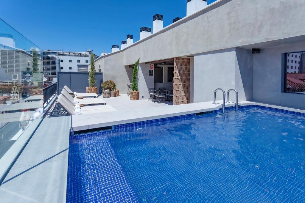 馬德里的住宿－Hotel Villa Real, a member of Preferred Hotels & Resorts，建筑物屋顶上的游泳池