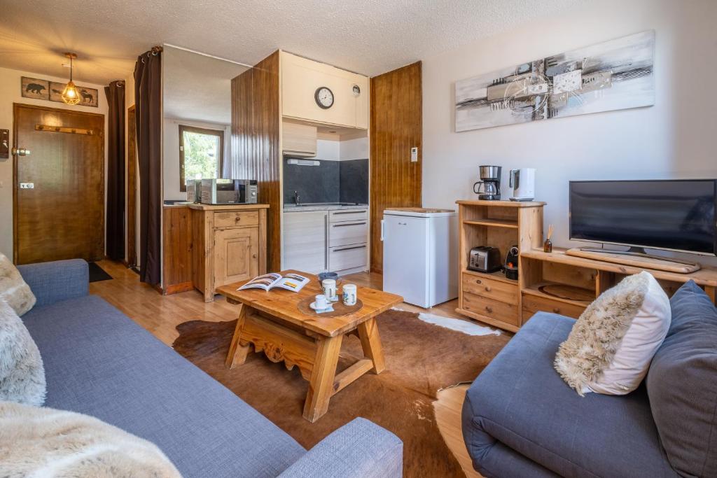 ein Wohnzimmer mit einem Sofa und einem Couchtisch in der Unterkunft City center studio next to Aguille du Midi lift in Chamonix-Mont-Blanc