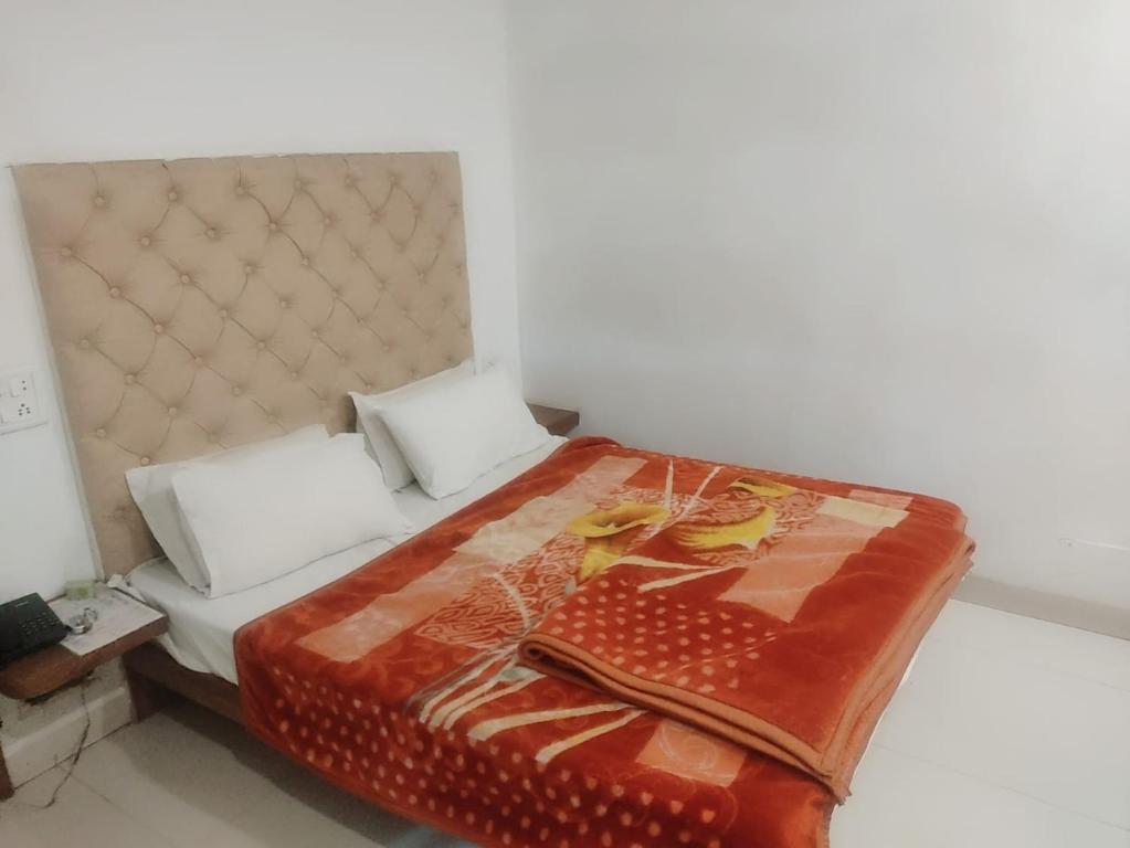 - une chambre avec un lit doté d'un couvre-lit dans l'établissement Hotel pleasure palace, à Bhopal