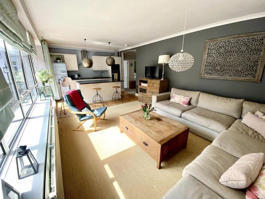 een woonkamer met een bank en een salontafel bij GuestReady - The Perfect Getaway in Westminster in Londen