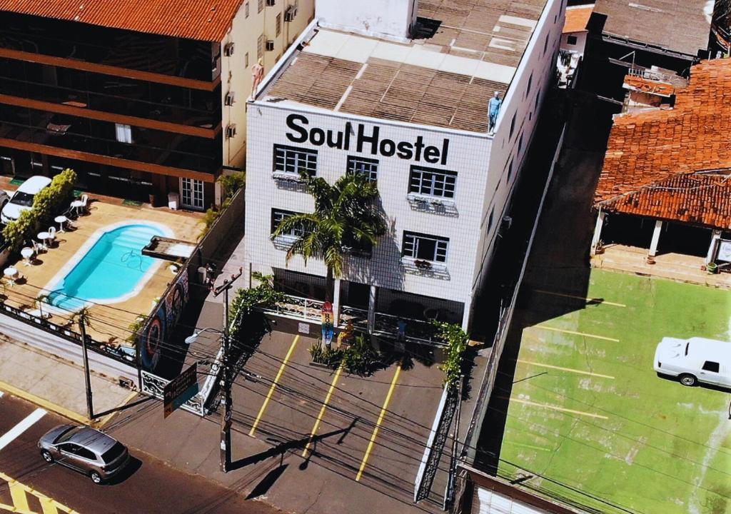 uma vista aérea de um edifício com piscina em Soul Hostel Natal em Natal