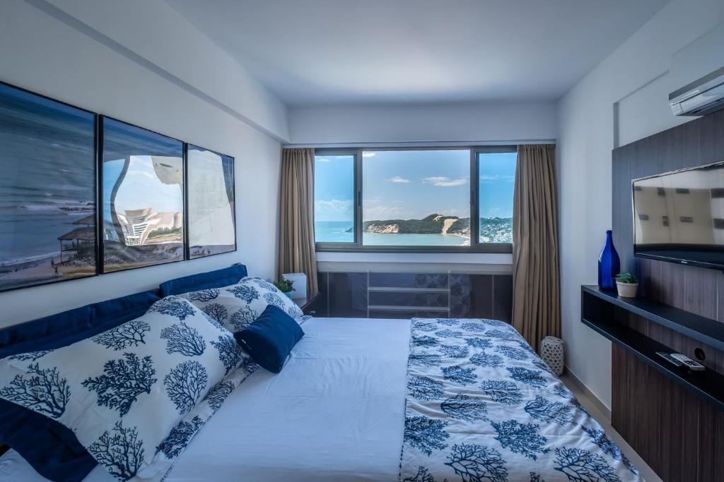 - une chambre avec un lit et une grande fenêtre dans l'établissement Flat com 2 quartos e vista MAR da PRAIA de PONTANEGRA-wifi 200 mb-garagem-FAMÍLIA-Crianças-piscina-PET friendly, à Natal