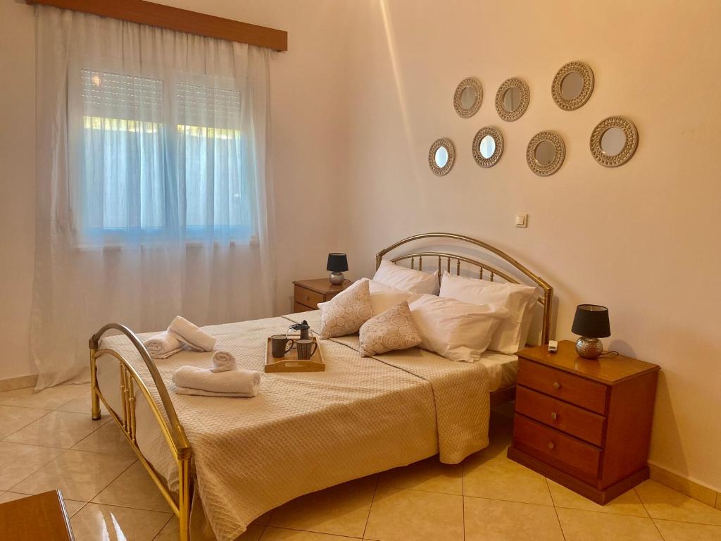 1 dormitorio con 1 cama con toallas en Casa Amalia, en Paradeísion