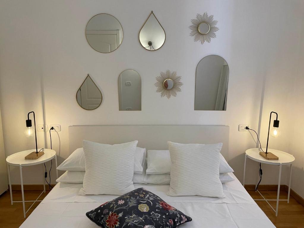 una camera da letto con un letto con specchi sul muro di Casa Linda a Fano